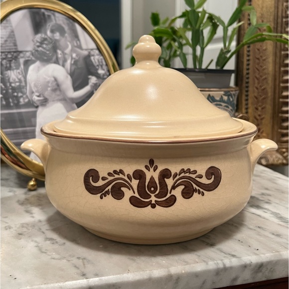 Pfaltzgraff Village 2 Qt Round Covered Casserole - Picture 2 of 5